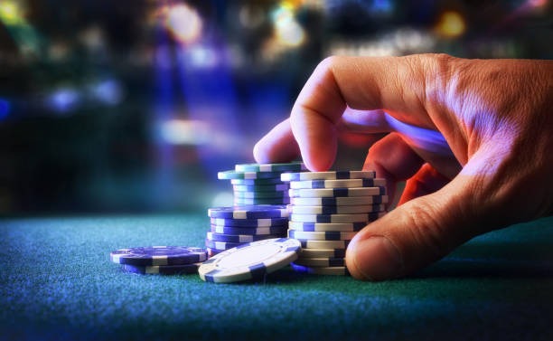 omegajitu live blackjack table displayed on mobile phone portrait orientation with dealer visible